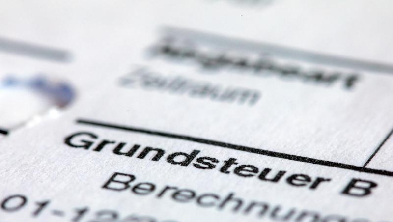 Ein Abgabenbescheid für die Entrichtung der Grundsteuer liegt auf einem Schreibtisch. Ein Abgabenbescheid für die Entrichtung der Grundsteuer liegt auf einem Schreibtisch.