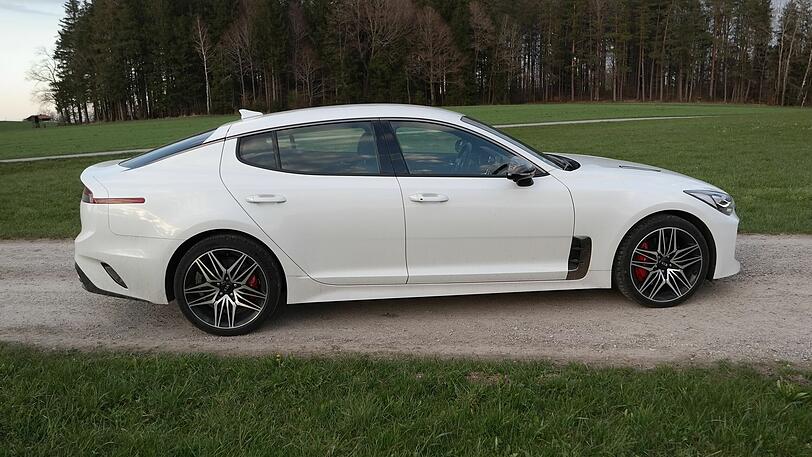 Der Kia Stinger ist  4,83 Meter lang und 1,40 Meter hoch – das ergibt dynamische Proportionen.