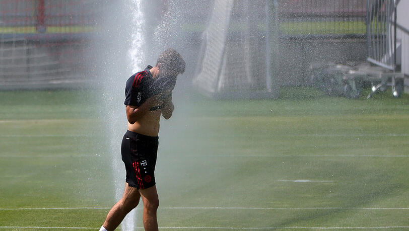 Das Wasser des Rasensprengers beendete die erste Trainingseinheit von Thomas Müller an der Säbener Straße. Das Wasser des Rasensprengers beendete die erste Trainingseinheit von Thomas Müller an der Säbener Straße.