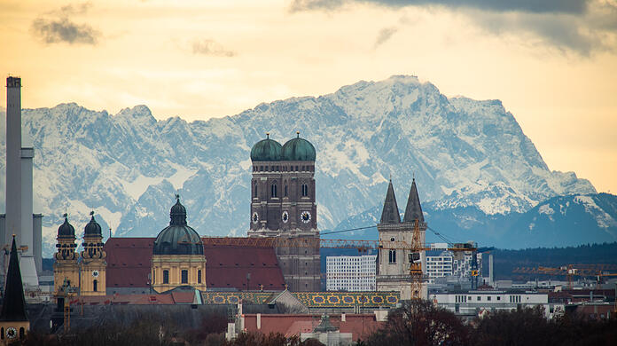 Münchens Skyline mit den Alpen im Hintergrund - einer der Glücksfaktoren in der Stadt. Diesen Sonntag ist Internationaler Tag des Glücks.