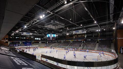Eishockeyspieler in der Helios Arena.