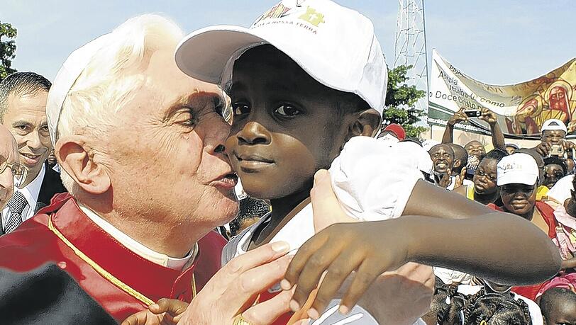 Schwarz trifft weiß, Jung trifft alt: Auf dem afrikanischen Kontinent ist die Welt für den deutschen Papst noch in Ordnung.Foto: Reuters Schwarz trifft weiß, Jung trifft alt: Auf dem afrikanischen Kontinent ist die Welt für den deutschen Papst noch in Ordnung.Foto: Reuters