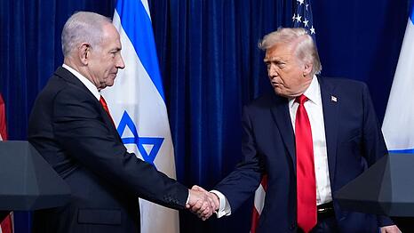 US-Pr&auml;sident Donald Trump (r.) spricht eine Wahlempfehlung f&uuml;r den israelischen Ministerpr&auml;sidenten Benjamin Netanjahu (l.) aus. (Archivbild)
