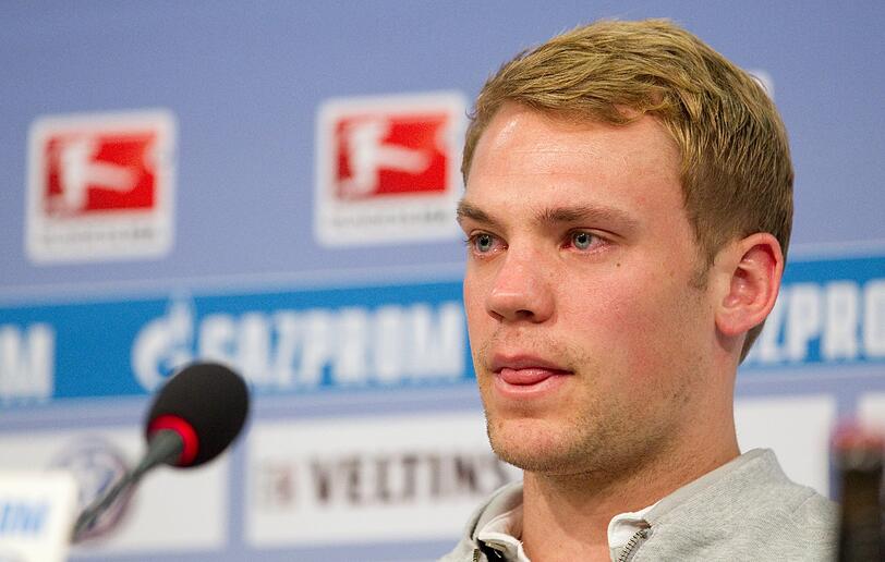 Er ringt mit den Tränen: Manuel Neuer hat auf der Pressekonferenz in Gelsenkirchen seinen Abschied von Schalke verkündet.