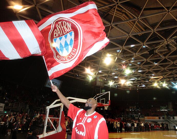 Darius Hall feiert mit den Bayern-Fans den Sieg über Treviso