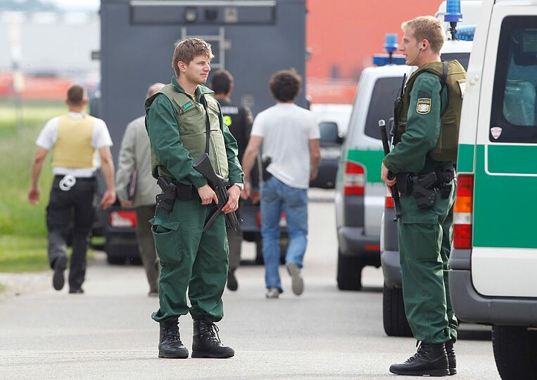 Gegen 12.30 Uhr hatten Jugendliche der Schulleitung gemeldet, ein
Mitschüler habe mit zwei Handfeuerwaffen hantiert...