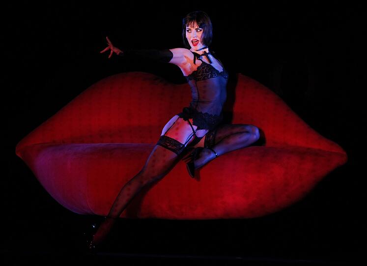 "Crazy Horse Cabaret" begeistert weltweilt mit seiner heißen Show.