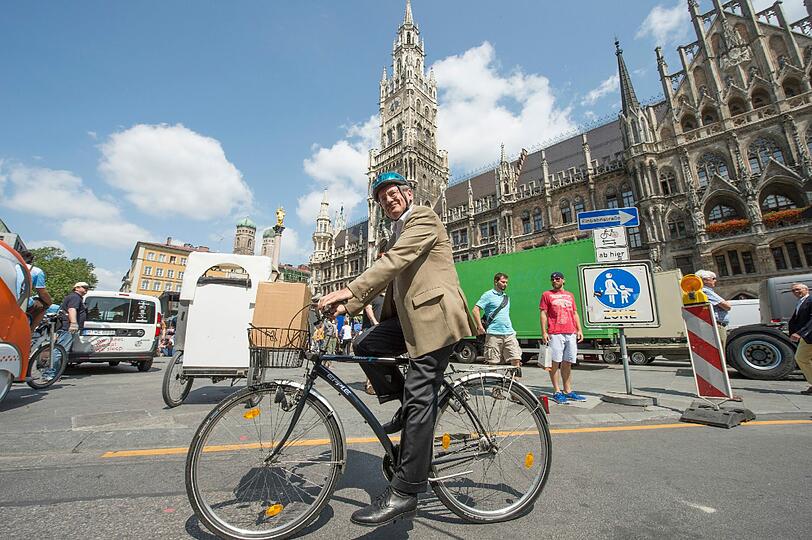 Mit dem Fahrrad geht es dann vom Rathaus...