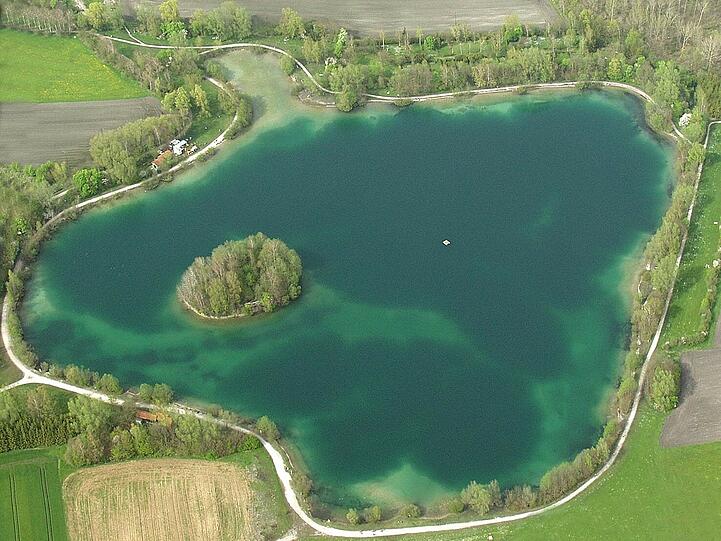 Für Naturfreunde: Waldschwaigersee

Beschreibung: Der See liegt zwischen Dachau und Karlsfeld im Nordwesten Münchens, eingebettet in eine Mooslandschaft. Er entstand 1971, weil Kies für eine Bundesstraße ausgebaggert wurde. Eine Insel im See steht unter Naturschutz: Sie ist Brutplatz für Wildgänse und für Badegäste tabu. Rund um den See laden Wiesen zum Sonnenbad ein. Die Ufer fallen recht steil ab. Maximale Tiefe: 14,60 Meter.

Charakteristik: Kleinod für Erholungssuchende und Naturfreunde. Nur Flugzeuge können den Frieden mitunter ein wenig stören.

Erreichbarkeit: Öffentlich: Am besten packt man das Fahrrad in die S-Bahn (Linie S 2), steigt am Bahnhof Karlsfeld aus und radelt dann noch etwa dreieinhalb Kilometer zum See.
Per Auto: Von München über die B304 (Münchner Straße). Am See sind wenige Parkplätze vorhanden.

Verpflegung: Es gibt einen Kiosk mit Sitzmöglichkeiten am See. Dort gibt es das Standard-Repertoire: Bratwürste, Pommes, Panini, Fischsemmeln und Kuchen. 

Wasserqualität: gut