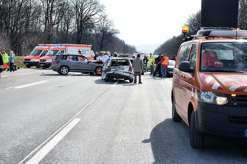 Am Freitag kam es auf der A8 zu einem folgen schweren Unfall eines Porsche-Fahrers.