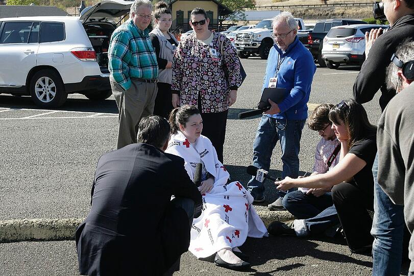 Das Umpqua Community College (zweites Gebäude von links) in Roseburg: Bei einer Schießerei an der Hochschule hat es am Donnerstag mehrere Tote gegeben.