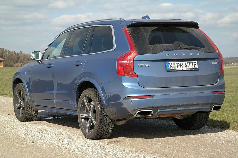Der Volvo XC90 ist ein schickes, großes SUV voller technischer Finessen und als T8 mit kombinierten Benzin- und Elektroantrieb.
