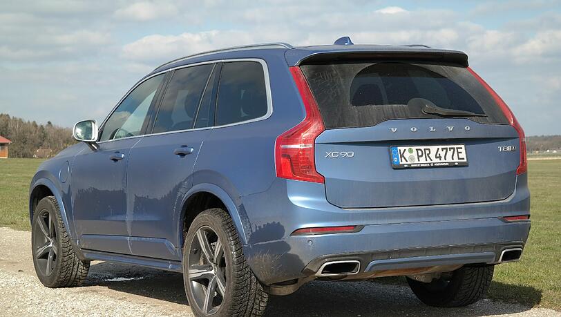 Der Volvo XC90 ist ein schickes, großes SUV voller technischer Finessen und als T8 mit kombinierten Benzin- und Elektroantrieb. Der Volvo XC90 ist ein schickes, großes SUV voller technischer Finessen und als T8 mit kombinierten Benzin- und Elektroantrieb.