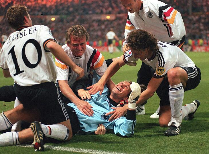 EM-Halbfinale 1996: Deutschlands Andy Köpke (am Boden) avanciert im Elfmeterschießen gegen England zum Matchwinner (7:6. n.E.).