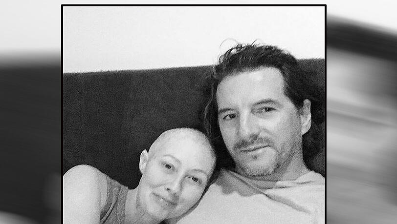 Neues Foto: Shannen Doherty kuschelt mit ihrem Ehemann Kurt Iswarienko auf der Couch. Neues Foto: Shannen Doherty kuschelt mit ihrem Ehemann Kurt Iswarienko auf der Couch.