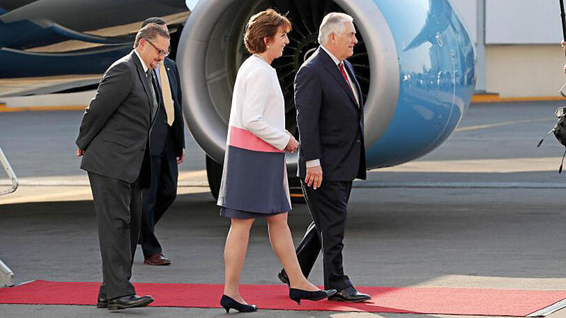 Die US-Botschafterin in Mexiko, Roberta Jacobson, empfängt US-Außenminister Rex Tillerson (r) in Mexiko-Stadt.