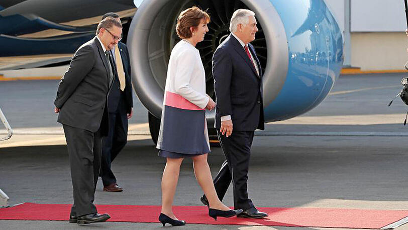 Die US-Botschafterin in Mexiko, Roberta Jacobson, empfängt US-Außenminister Rex Tillerson (r) in Mexiko-Stadt. Die US-Botschafterin in Mexiko, Roberta Jacobson, empfängt US-Außenminister Rex Tillerson (r) in Mexiko-Stadt.