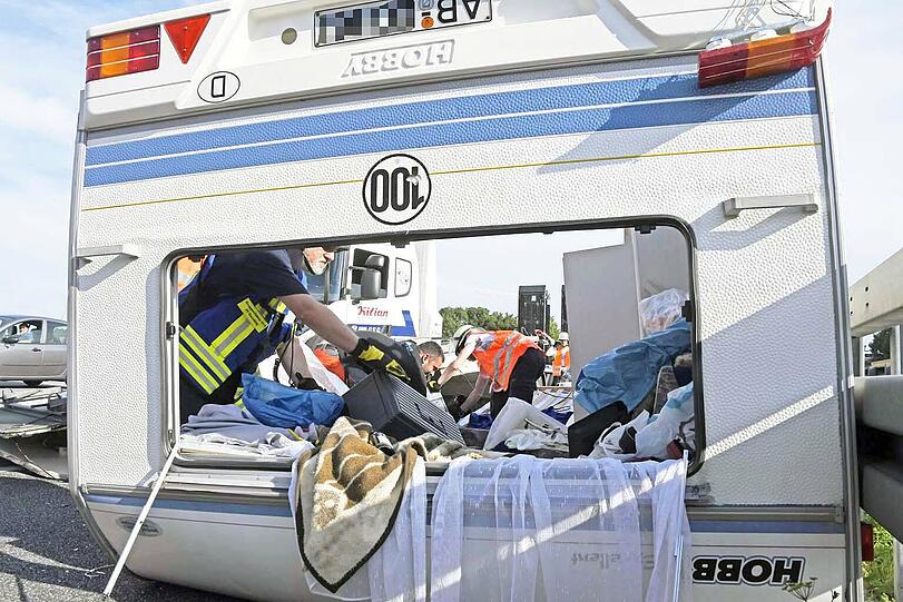 Die Bilder vom dramatischen Wohnwagen-Unfall bei Garching.