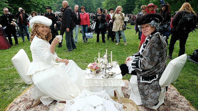 Zwei Teilnehmer des Wave-Gotik-Treffens beim "Victorianischen Picknick".