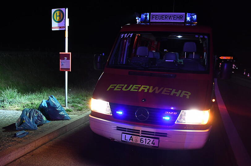 In Ergoldsbach sind nach einem Traktor-Unfall rund 3.000 Liter Pflanzenschutzmittel in einen kleinen Bach geflossen - acht Einsatzkräfte klagten im Anschluss über Beschwerden.