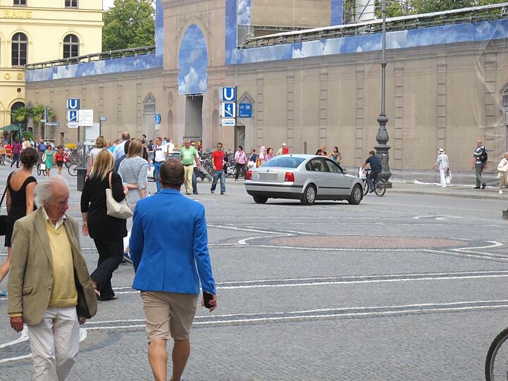Das Fahrverbot ist ihm egal - der Fahrer eines VW Passat fährt am Samstag gemütlich an Radlern und Fußgängern vorbei - und holt sogar noch jemanden ab.