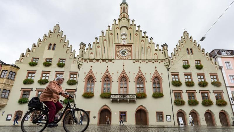 Eine Radlerin vor dem Rathaus in Landshut. Foto: dpa/Archivbild Eine Radlerin vor dem Rathaus in Landshut. Foto: dpa/Archivbild