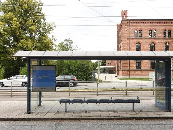 Eine Straßenbahnhaltestelle in München ist wegen des eingeschränkten Betriebs menschenleer. Foto: Tobias Hase