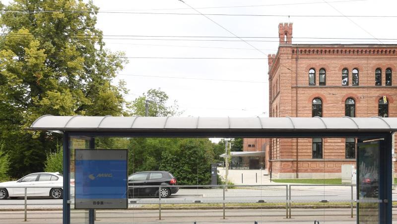 Eine Straßenbahnhaltestelle in München ist wegen des eingeschränkten Betriebs menschenleer. Foto: Tobias Hase Eine Straßenbahnhaltestelle in München ist wegen des eingeschränkten Betriebs menschenleer. Foto: Tobias Hase