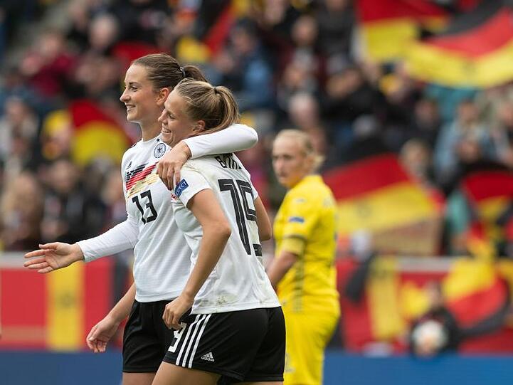 Deutschlands Däbritz (l) und Bühl jubeln nach einem Treffer. Wie im Hinspiel schlagen die DFB-Damen die Ukraine mit 8:0.