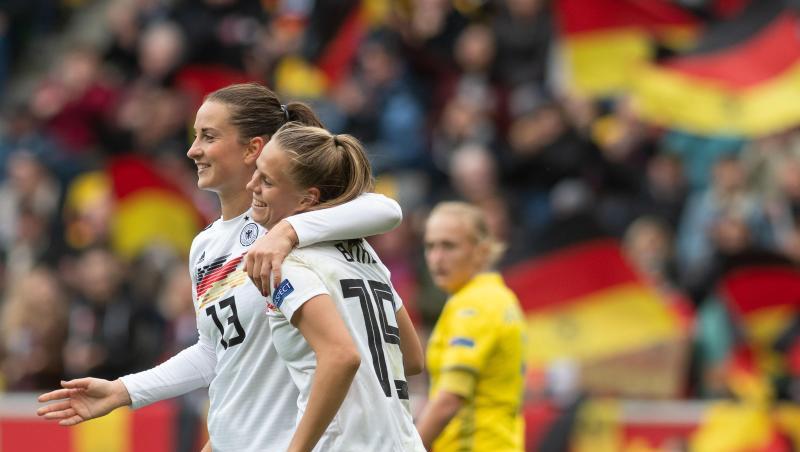 Deutschlands Däbritz (l) und Bühl jubeln nach einem Treffer. Wie im Hinspiel schlagen die DFB-Damen die Ukraine mit 8:0. Deutschlands Däbritz (l) und Bühl jubeln nach einem Treffer. Wie im Hinspiel schlagen die DFB-Damen die Ukraine mit 8:0.