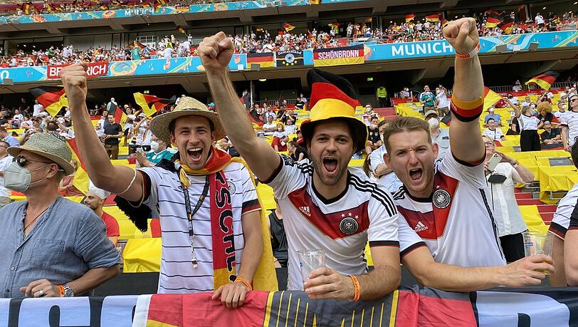 Jubel in schwarz-rot-gold: Endlich gab's für die Fans der deutschen Nationalmannschaft wieder einen Grund zu feiern. Jubel in schwarz-rot-gold: Endlich gab's für die Fans der deutschen Nationalmannschaft wieder einen Grund zu feiern.
