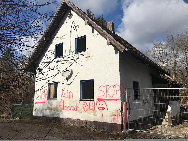 "Stop, kein Abbruch" fordert die Initiative "Rettet den Eggarten" an der Rehstraße 20. Noch steht das Haus.