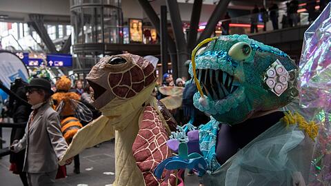 Klima-Aktivisten der Gruppe Extinction Rebellion tragen bei einem Tanz-Flashmob im Berliner Hauptbahnhof fantasievolle Tierkostüme.