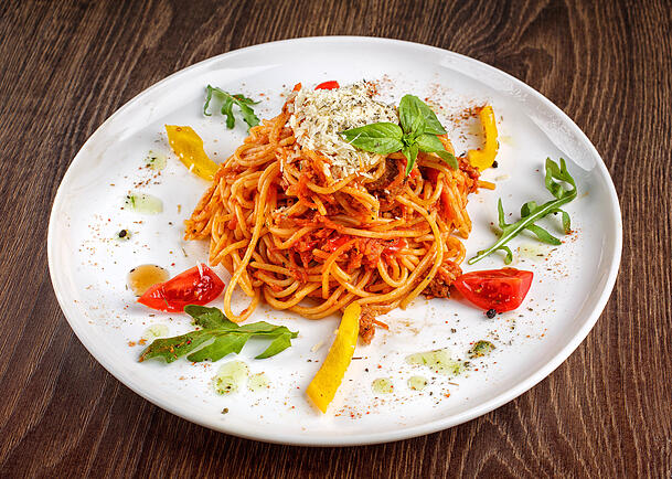 Damit die Pastasauce haften bleibt, sollte man Nudeln nach dem Kochen nie mit kaltem Wasser abschrecken. Damit die Pastasauce haften bleibt, sollte man Nudeln nach dem Kochen nie mit kaltem Wasser abschrecken.