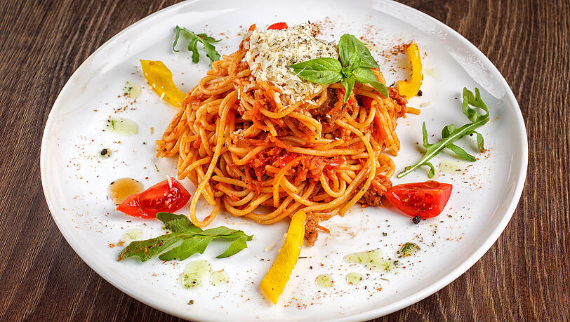Damit die Pastasauce haften bleibt, sollte man Nudeln nach dem Kochen nie mit kaltem Wasser abschrecken.