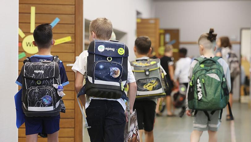 Grundschüler auf dem Weg zum Unterricht.