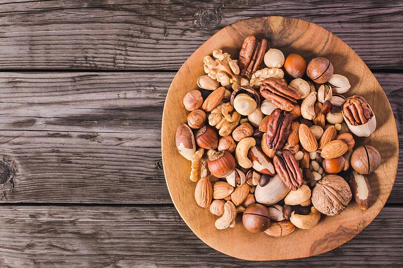N&uuml;sse besitzen einen sehr hohen Gehalt an entz&uuml;ndungshemmenden Omega-3-Fetts&auml;uren und stehen deshalb laut Wissenschaftlern hoch im Kurs, das Risiko f&uuml;r Herz-Kreislauf-Erkrankungen, Krebs, Diabetes sowie andere Infektionen zu senken. Dar&uuml;ber hinaus weisen N&uuml;sse noch mehr gesunde Inhaltsstoffe auf, die sich positiv auf das Immunsystem auswirken k&ouml;nnen ...