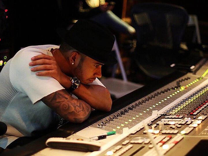 Wenn er nicht gerade Rennen fährt, sitzt Lewis Hamilton gerne im Studio