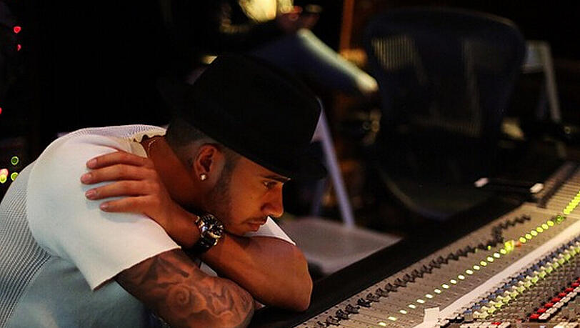 Wenn er nicht gerade Rennen fährt, sitzt Lewis Hamilton gerne im Studio Wenn er nicht gerade Rennen fährt, sitzt Lewis Hamilton gerne im Studio