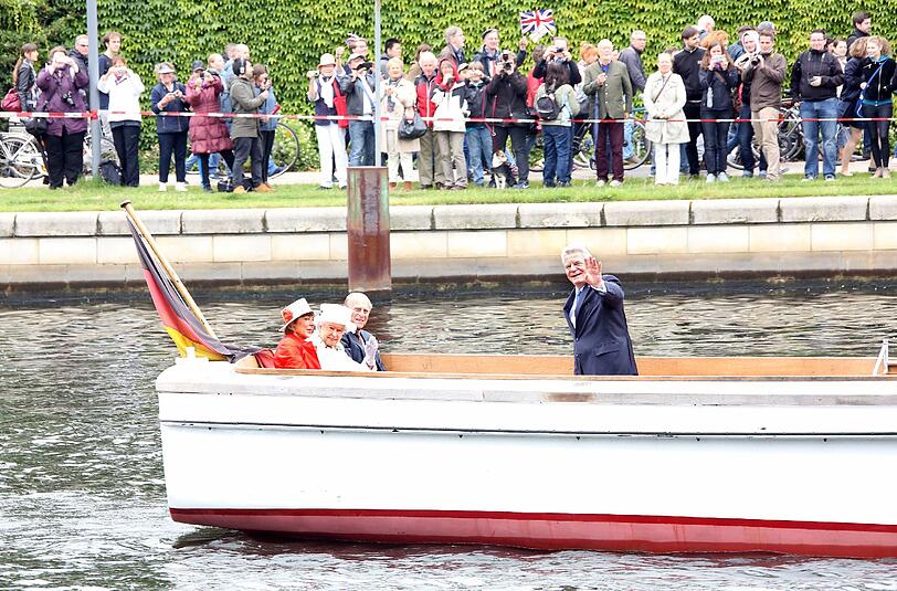 Queen Elizabeth II. und ihr Mann Prinz Philip fahren gemeinsam mit Bundespräsident Joachim Gauck und dessen Lebensgefährtin Daniela Schadt auf dem Boot "Ajax" auf der Spree entlang.