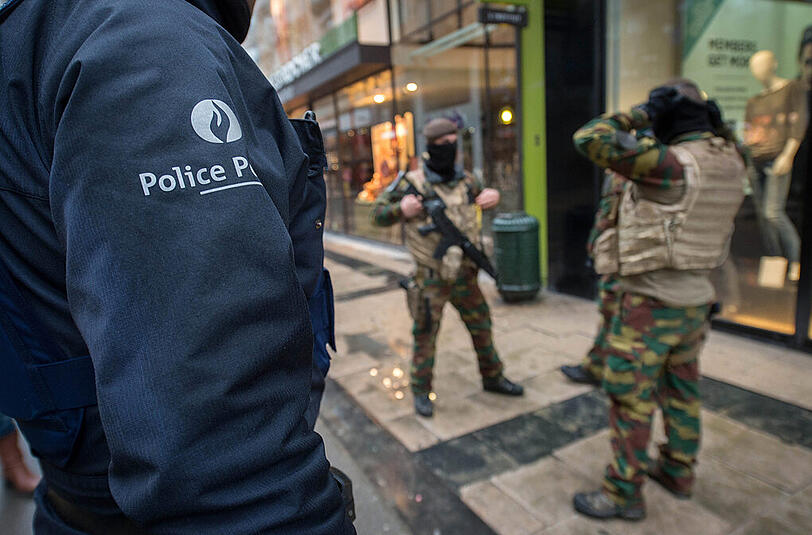 Militär und Polizei zeigen in Brüssel Präsenz, viele Geschäfte und Einrichtungen sind geschlossen. Es herrscht höchste Terror-Warnstufe in der belgischen Hauptstadt.