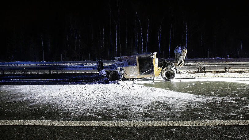 Nachdem der in Flammen stehende Hummer unkontrolliert über die Autobahn gerollt war, brannte er an der Mittelleitplanke völlig aus. Die Bilder.
