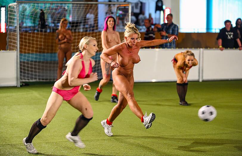Hier duelliert sich eine Spielerin des Teams Erotika mit einer Spielerin des Teams Schweden Blondes...