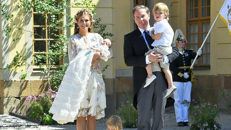 Prinzessin Madeleine von Schweden und Ehemann Christopher O'Neill mit den drei gemeinsamen Kindern, Leonore, Nicolas und Täufling Adrienne im Sommer 2018 Prinzessin Madeleine von Schweden und Ehemann Christopher O'Neill mit den drei gemeinsamen Kindern, Leonore, Nicolas und Täufling Adrienne im Sommer 2018
