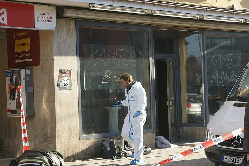 Eine Frau stirbt nach einem blutigen Vorfall im Nachtclub. Die Bilder von der Spurensicherung am "Kapitol" in der Arnulfstraße.
