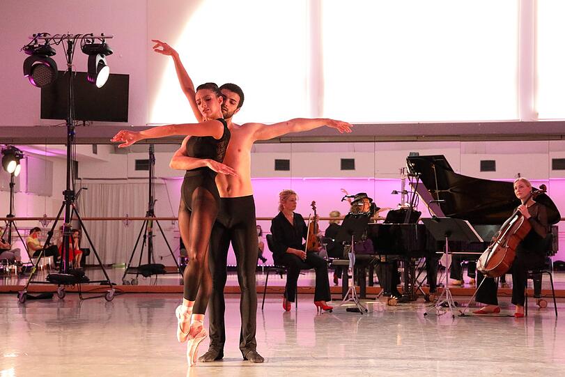 Carollina Bastos und Ariel Merkuri tanzen Tango, Musiker des Staatsorchesters spielen dazu Astor Piazollas &bdquo;Vier Jahreszeiten&ldquo;.