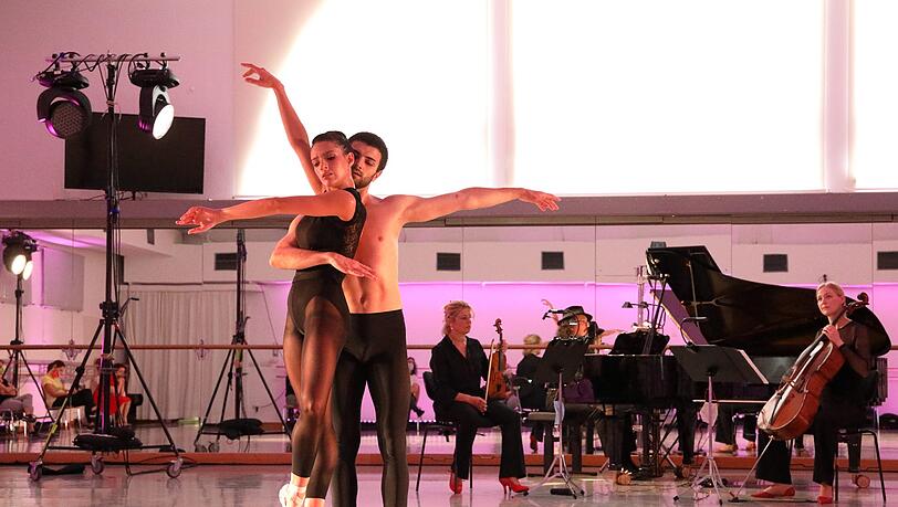 Carollina Bastos und Ariel Merkuri tanzen Tango, Musiker des Staatsorchesters spielen dazu Astor Piazollas „Vier Jahreszeiten“. Carollina Bastos und Ariel Merkuri tanzen Tango, Musiker des Staatsorchesters spielen dazu Astor Piazollas „Vier Jahreszeiten“.