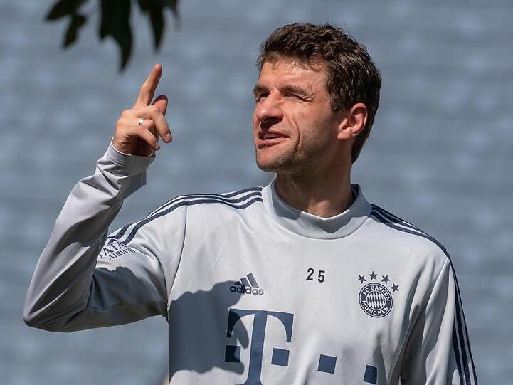 Thomas Müller gestikuliert neben dem Trainingsplatz. Foto: Peter Kneffel/dpa