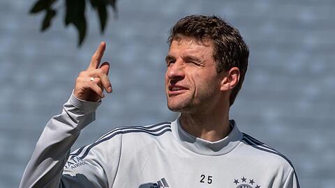 Thomas Müller gestikuliert neben dem Trainingsplatz. Foto: Peter Kneffel/dpa