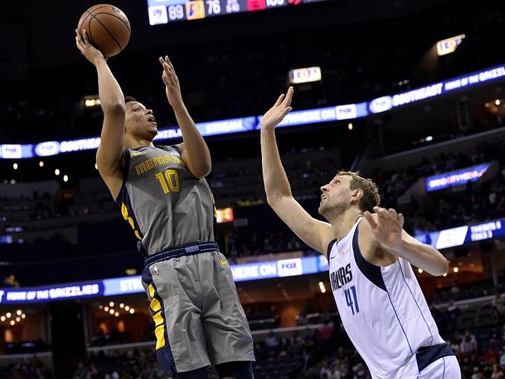 Dirk Nowitzki (r) verteidigt gegen Ivan Rabb (l) von den Memphis Grizzlies.